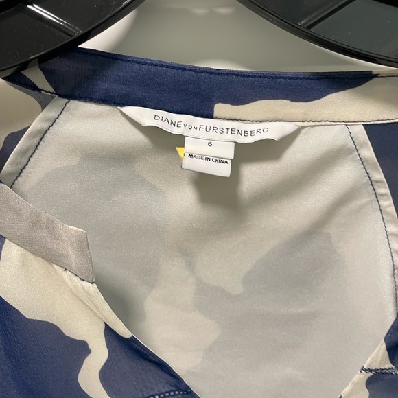 Diane Von Furstenberg Blouse. Size 6 - Picture 4 of 4